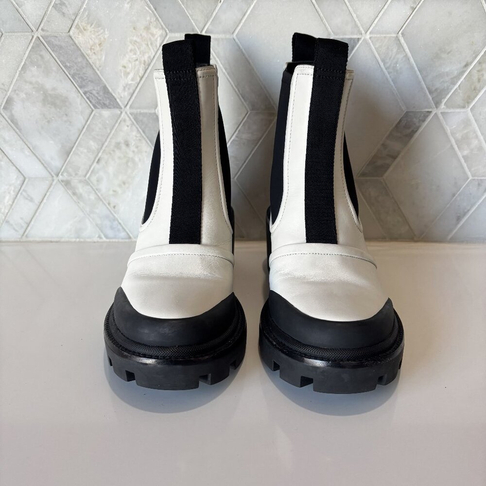 Tory Burch Size 8.5M White Pull On Chelsea Boot Ankle Bootie Lug Sole Combat - Picture 2 of 12